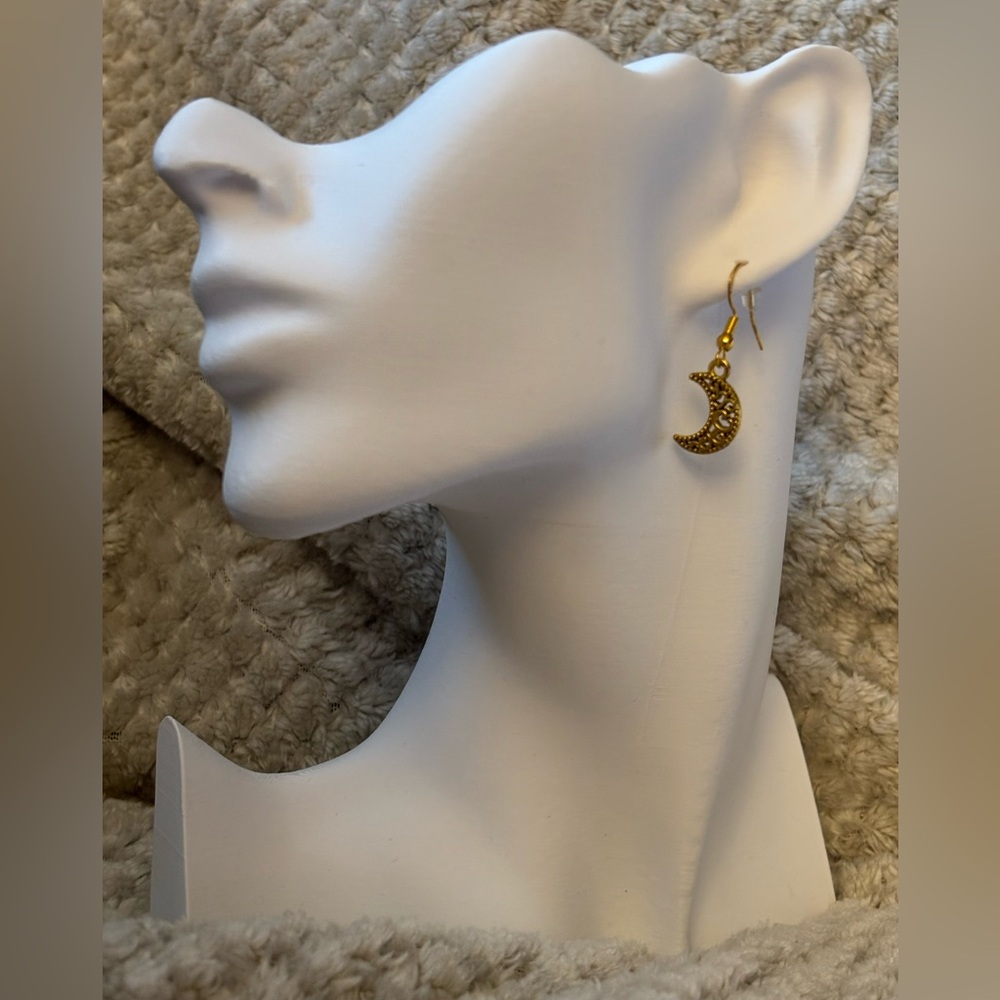 Elegant Gold Crescent Moon Earrings